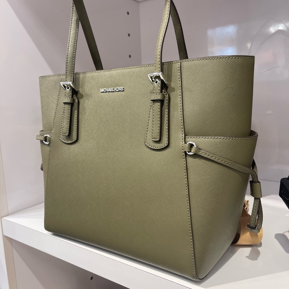 MICHAEL KORS Voyager Large Saffiano Leather EW Tote Shoulder Bag
Olive
NWT - Picture 12 of 16